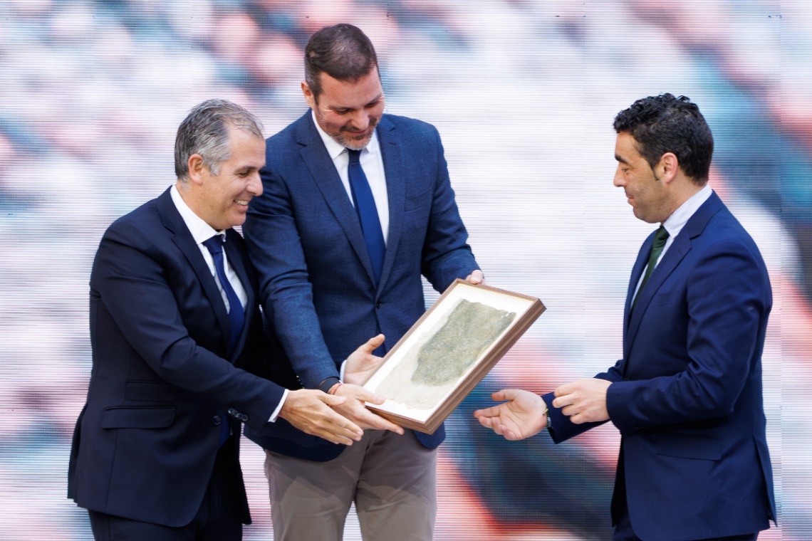 Luis López e Rafa Domínguez recollen o Premio da Cultura Galega 2025 á Bienal de Pontevedra, que confirma o acerto da súa recuperación e da súa consolidación no futuro