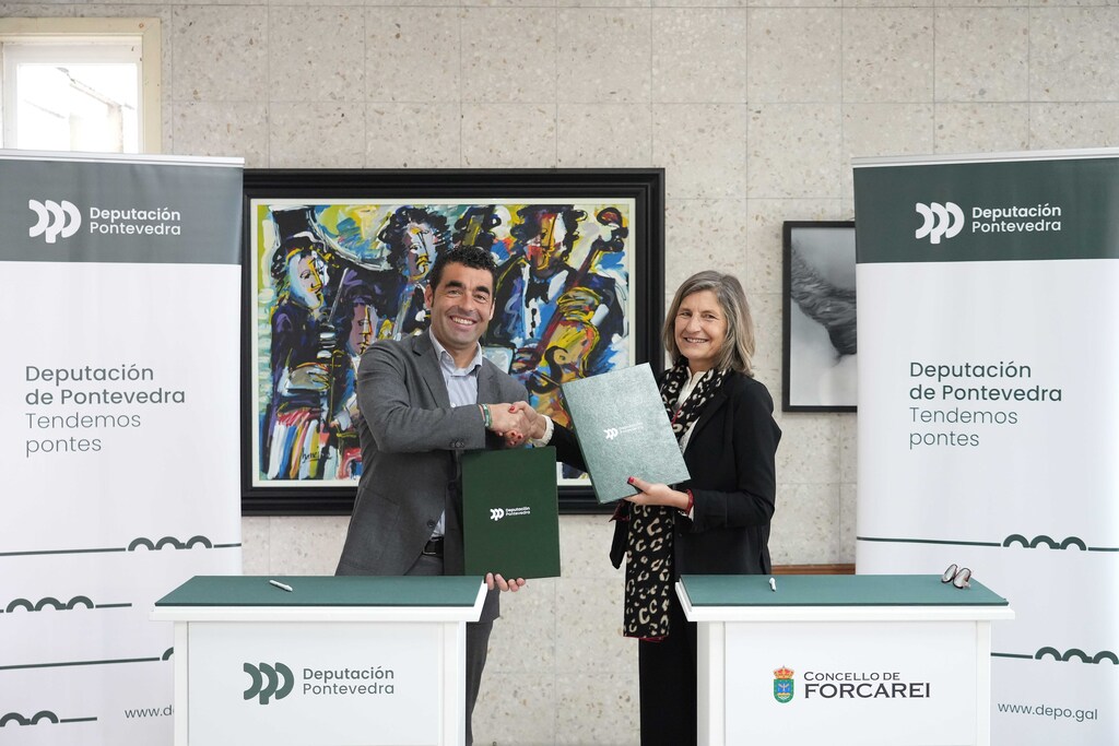 Luis López asina coa alcaldesa de Forcarei, Belén Cachafeiro