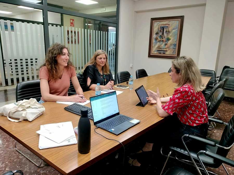 O pesoal técnico do SEVIC reuniuse coa directora de APROEMA
