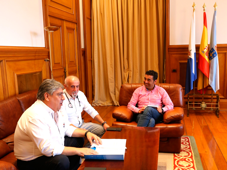  
		Luis López amósalle o seu apoio ao sector pesqueiro da provincia nunha xuntanza coa Federación Provincial de Confrarías de Pescadores
	