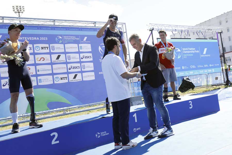  
		O vicepresidente da Deputación de Pontevedra, Rafa Domínguez, fixo entrega das medallas das probas de paratríatlon da Gran Final das Series Mundiais de Tríatlon
	