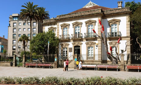  
		O Palacete das Mendoza acolle desde este sábado a mostra “F. Carballa con barro”
	