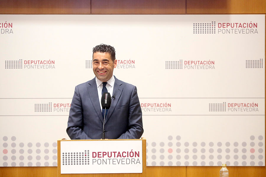  
		Luis López presenta o novo goberno provincial, “que se asemella ao que somos e queremos ser como provincia”
	