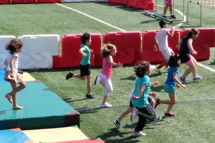 Nenos facendo deporte