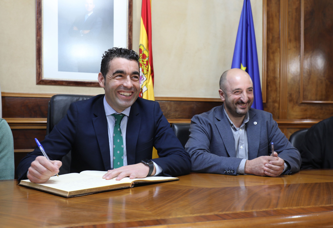 O presidente da Deputación de Pontevedra, Luis López, e  Jose Luis Camiñas alcalde de Rodeiro