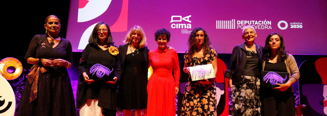  
		Chelo Loureiro, Paula Cons e Lucía Catoira premios #MulleresNoFoco2022 na gala da Deputación
	