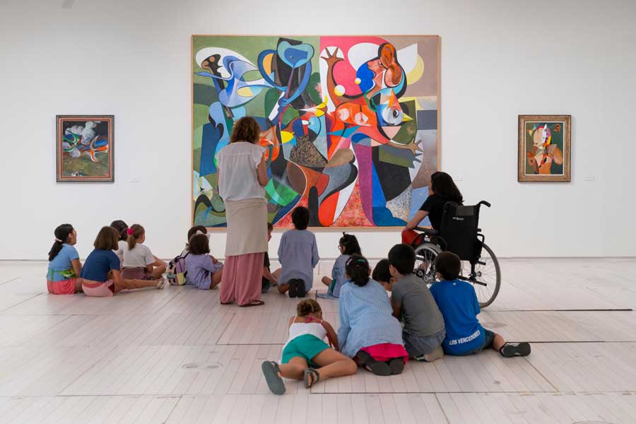 Nenos contemplando un cadro nunha sala do Museo 