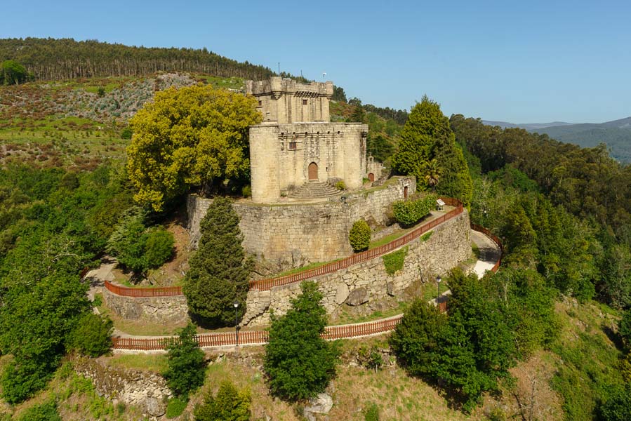  
		O Castelo de Sobroso reabre as visitas ao público trala súa musealización
	