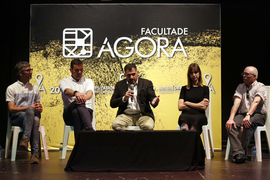  
		A Facultade Ágora comeza unha nova etapa de formación sobre o espazo público para que aos concellos “non lles treman as pernas ante a decisión de restrinxir os coches”
	