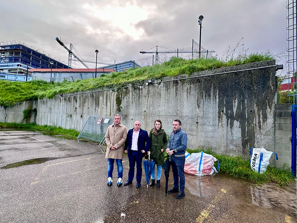 Rafa Domínguez e Javier Tourís visitan as obras de reparación do muro do campo de fútbol do Centro Príncipe Felipe