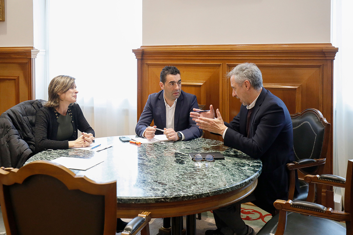 O presidente, Luis López, e a deputada de Turismo, Nava Castro, e o presidente do Instituto Galego do Viño, Xoán Cannas