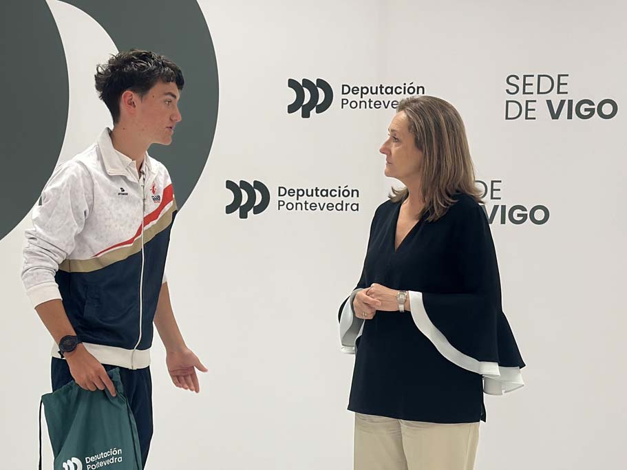 A vicepresidenta da Deputación Luisa Sánchez recibe a Henrique Álvarez, Campión de España infantil de piragüismo
