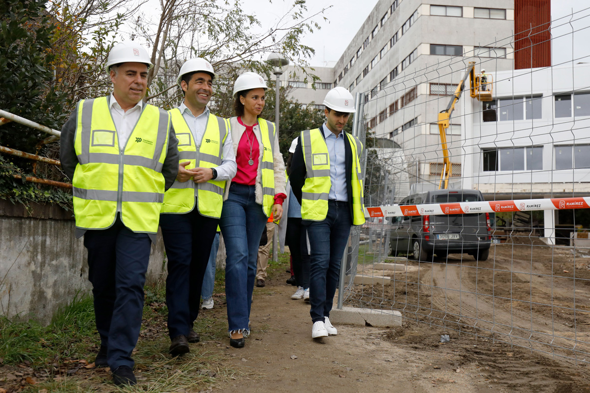 Luis López visitou  as obras de mellora da eficiencia enerxética no CEIP Daría González