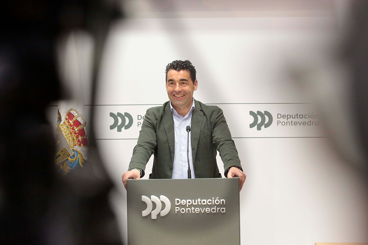 Luis López dálle a benvida a Belén Cachafeiro 