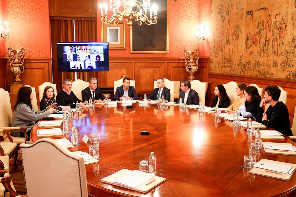 Reunión de Luis López cos representantes dos vinte concellos participantes