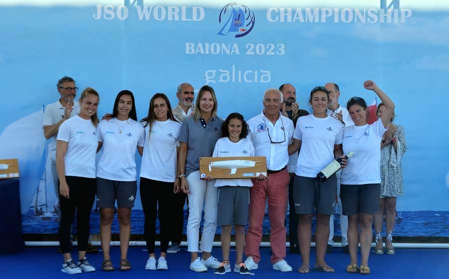  
		Marta Fernández-Tapias, participou no acto de entrega de trofeos do Mundial J80 de Baiona 2023
	