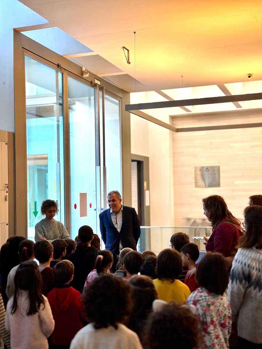 Escolares de Salcedo co vicpresidente Rafa Domínguez na súa visita ao Museo 