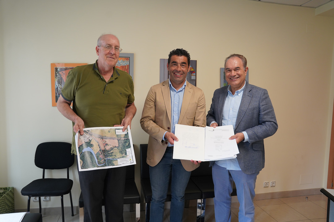 Luis López asina co alcalde de Lalín, José Crespo, o traspaso de terreos en desuso da Finca Mouriscade