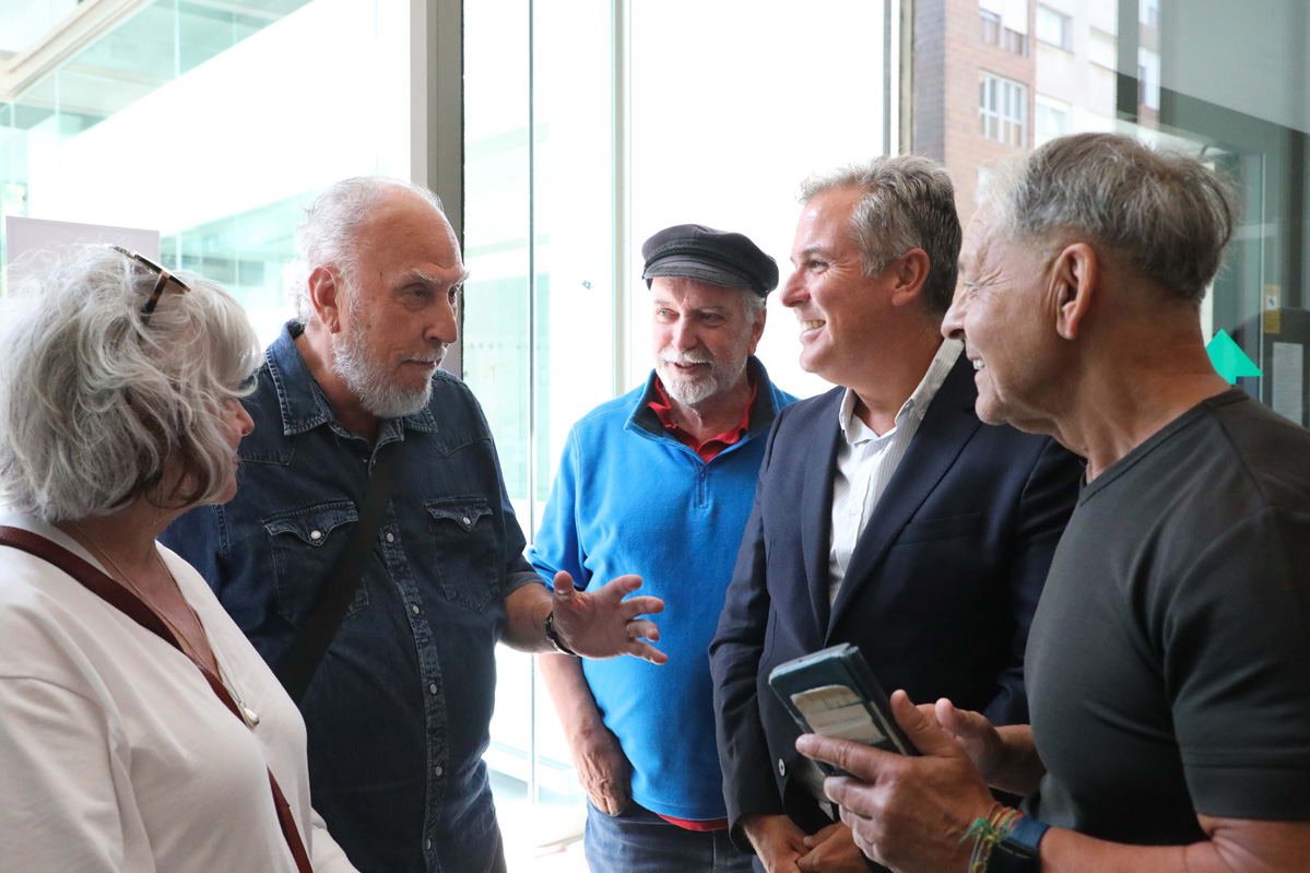 Rafa Domínguez recibe no Museo de Pontevedra o pintor Francesc Torres