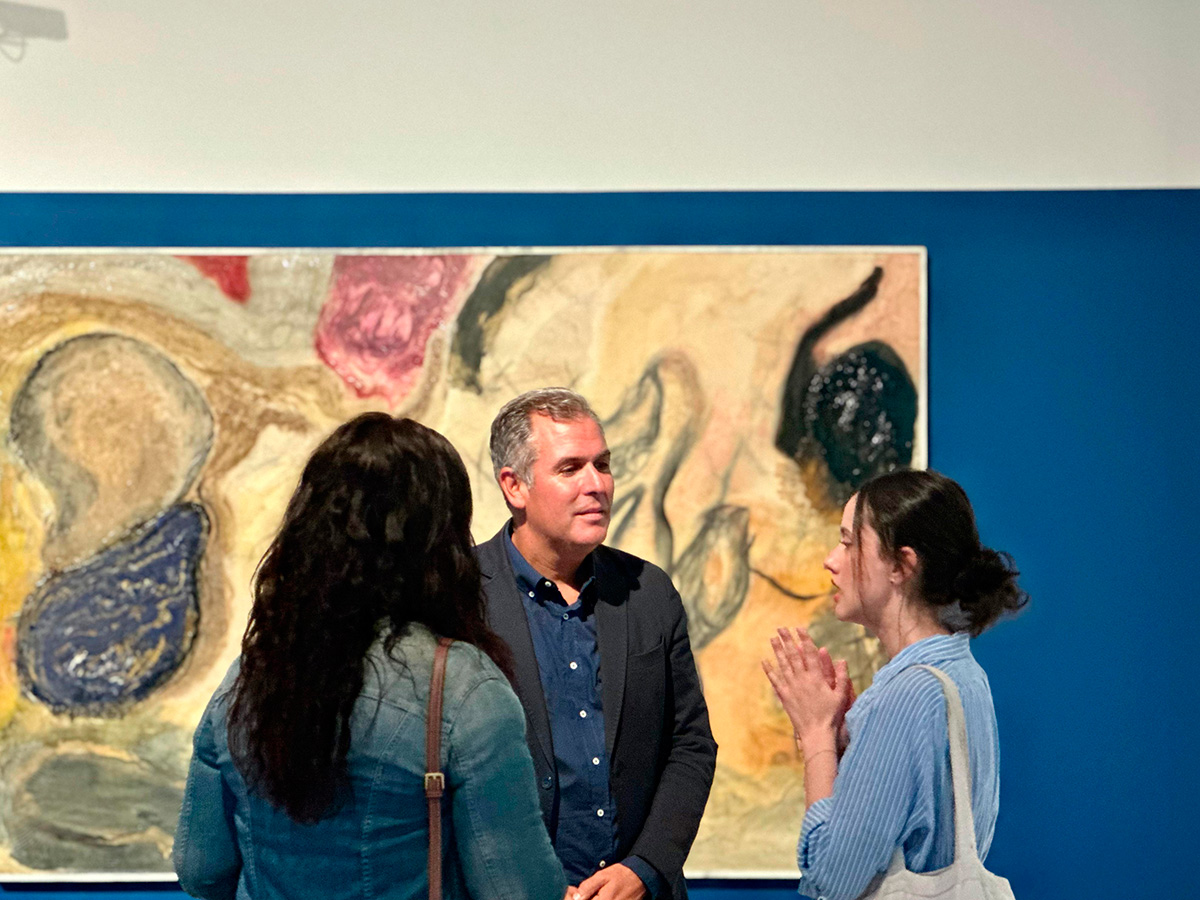 Rafa Domínguez recibe a Andrea Davila Rubio beneficiaria da residencia internacional de investigación artística