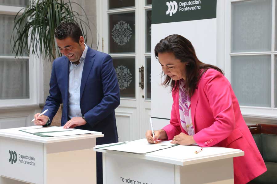 Firma do convenio entre a alcaldesa de Marín e o presidente da Deputación no pazo provincial