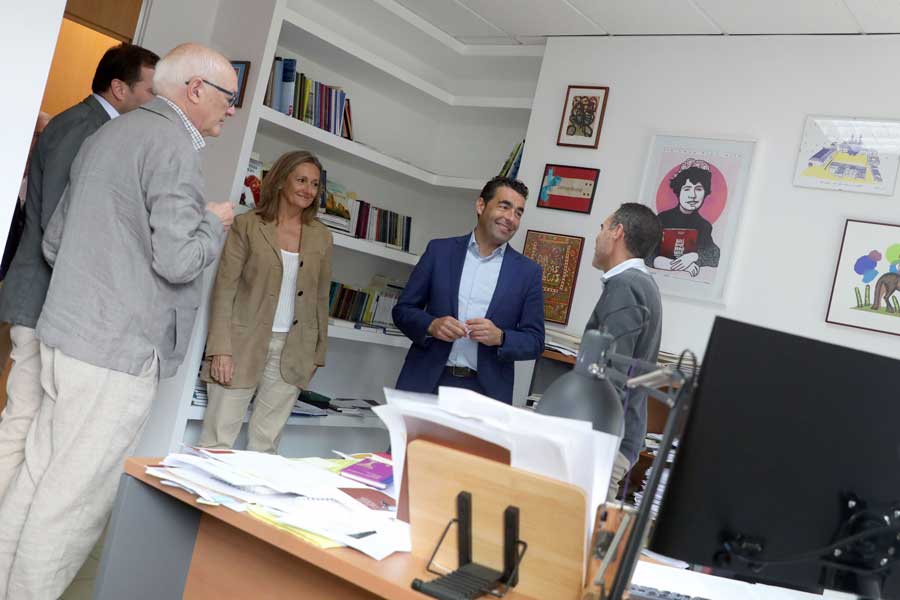 Visita de Luis López á Editorial Galaxia