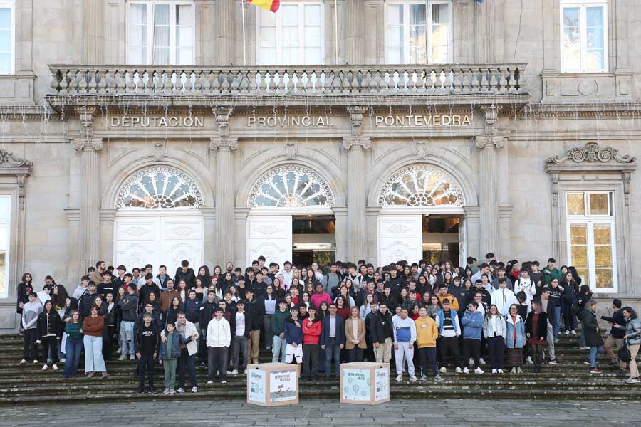 Luis López na entrada do pazo provincial con rapaces de DepoEmprende