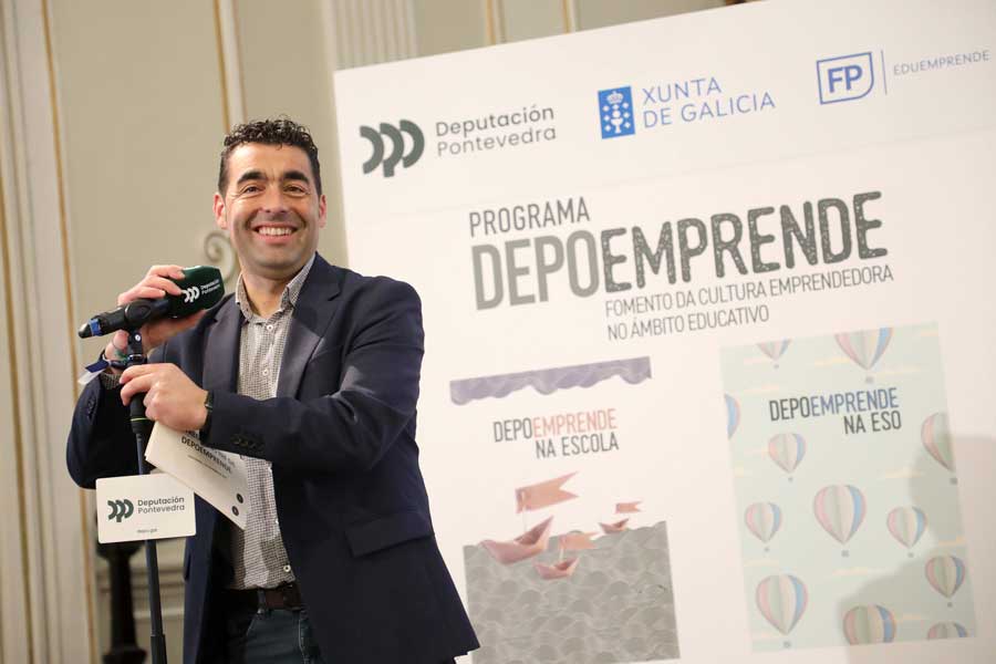 Luis López no salón de plenos con rapaces de DepoEmprende