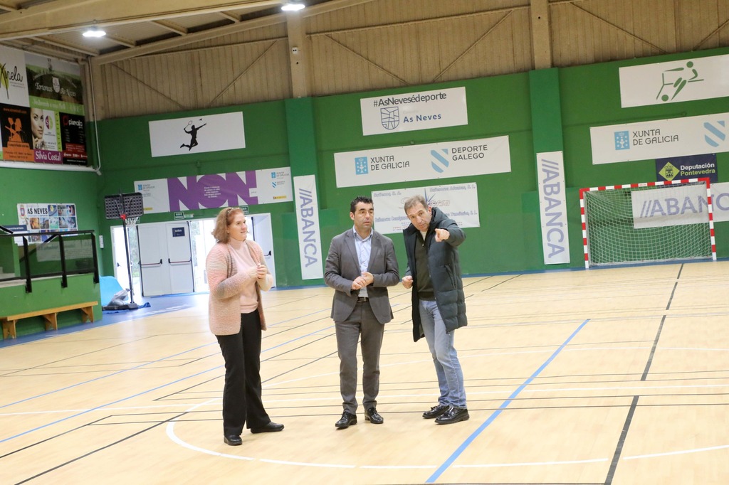 O presidente provincial comprobou o remate das obras de renovación do pavimento do pavillón municipal acompañado polo alcalde Jose Manuel Alfonso