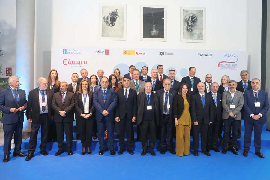 Luis López na Cámara de Comercio de Vigo con representates das cámaras de Comercio