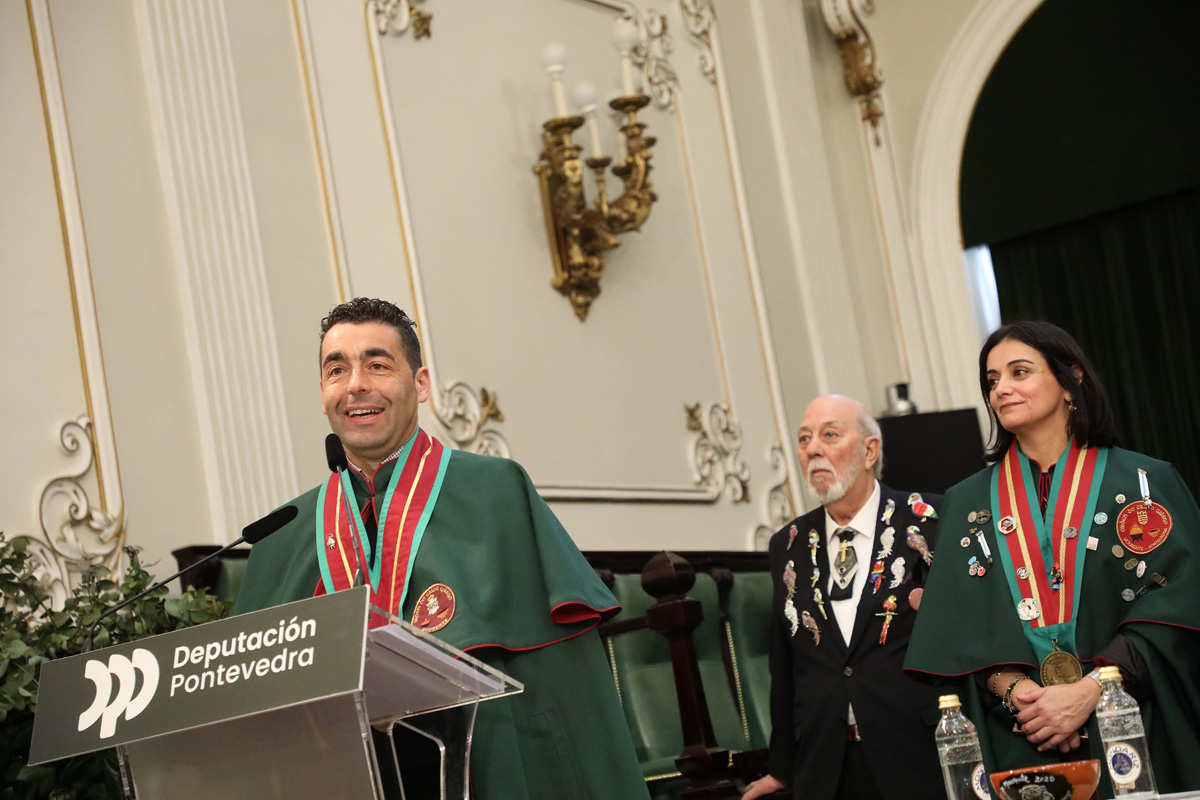 Imposición de capas ás novas donas e cabaleiros da Orde do Caldo de Mourente