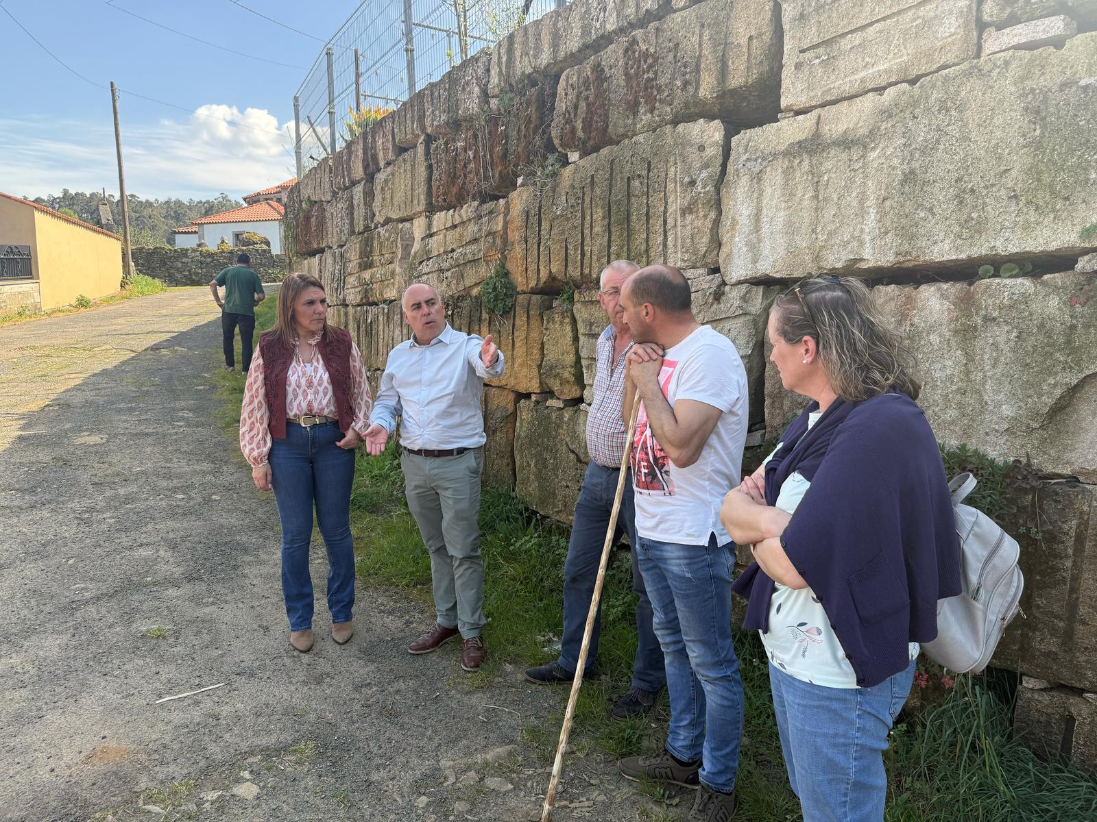 O deputado provincial Javier Tourís visitou a pista de Buxán