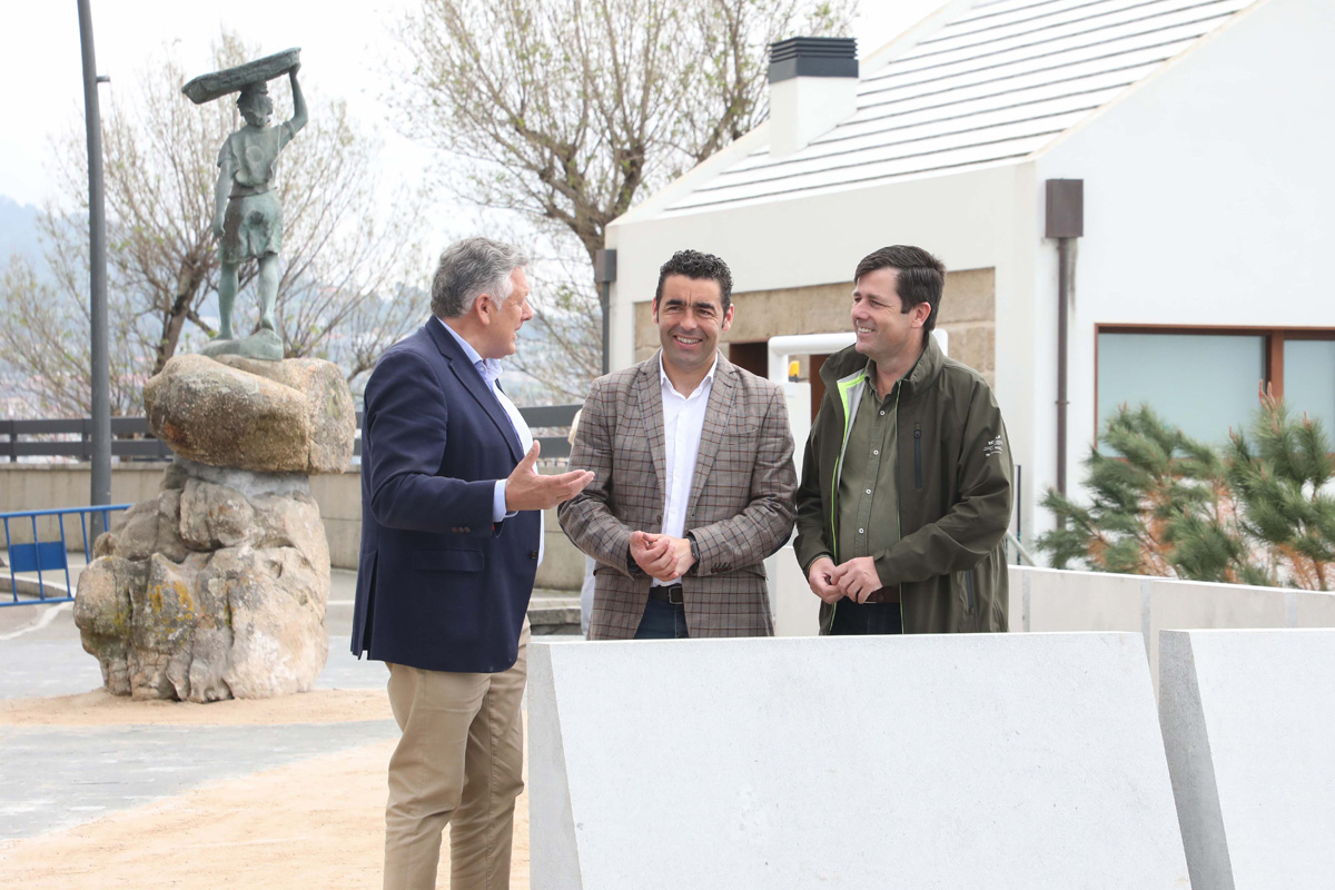 Luis López visita o miradoiro de Peixeira