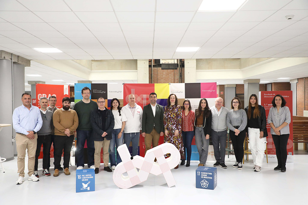 Luis López felicita na Facultade de Direccion e Xestion Publica