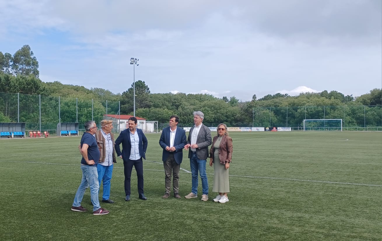 O deputado provincial Marcos Guisasola visitou hoxe o campo de fútbol de Lampáns