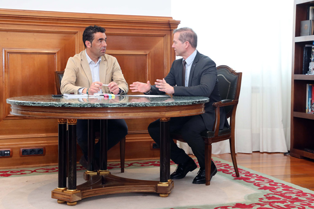 O presidente provincial asina co director da Fundación, Ricardo Durán