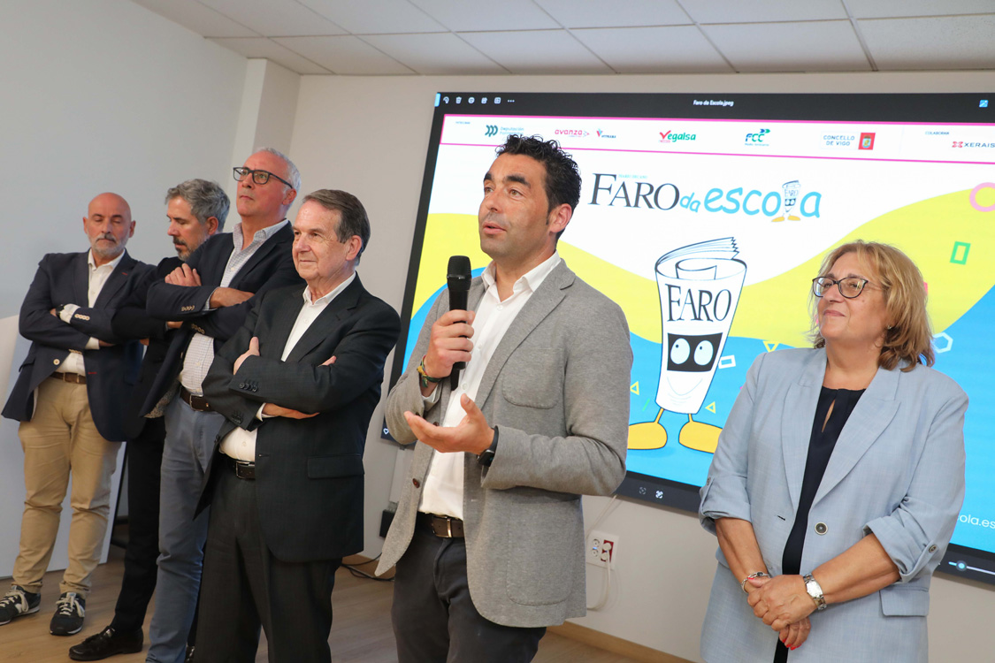 Luis López felicita aos artífices do Faro da Escola