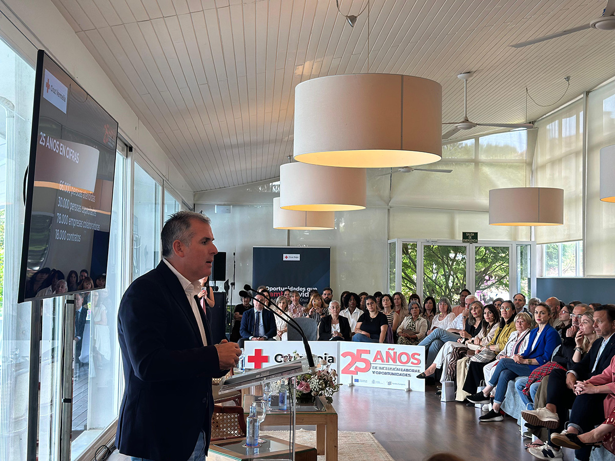 Rafa Domínguez pon en valor o traballo do Plan de Emprego da Cruz Vermella