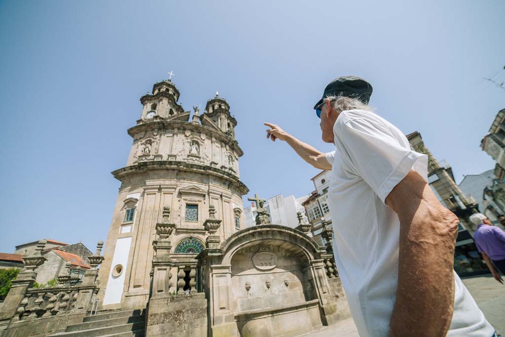 A Deputación inicia da man do artista Patrick Warrener a 32ª Bienal de Arte de Pontevedra