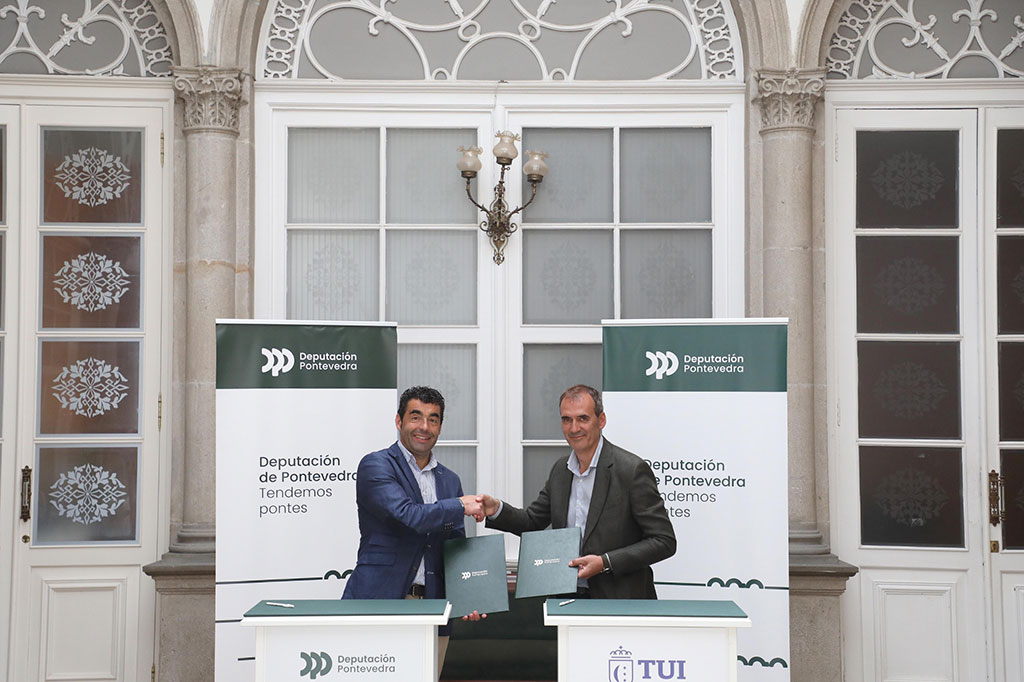 Luis López asina co alcalde de Tui, Enrique Cabaleiro