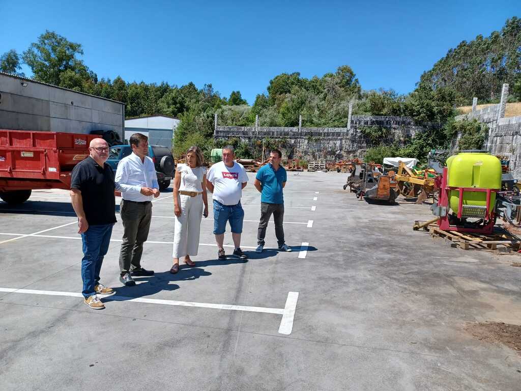O deputado de Medio Ambiente e Mar, Marcos Guisasola, xunta coa deputada de Infraestruturas Públicas, Belén Cachafeiro, mantivo un encontro na Cooperativa Agrícola de Forcarei