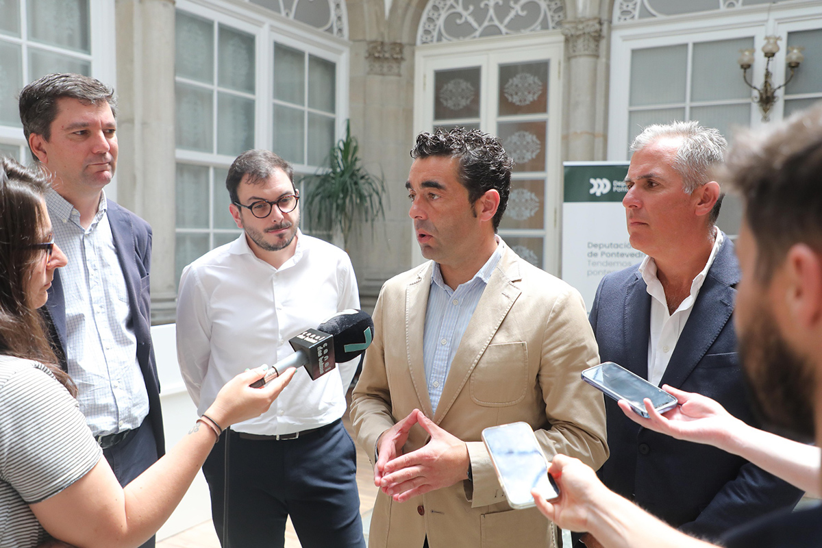 Luis López estuda o trazado da Vía Verde entre Pontevedra e Arcade