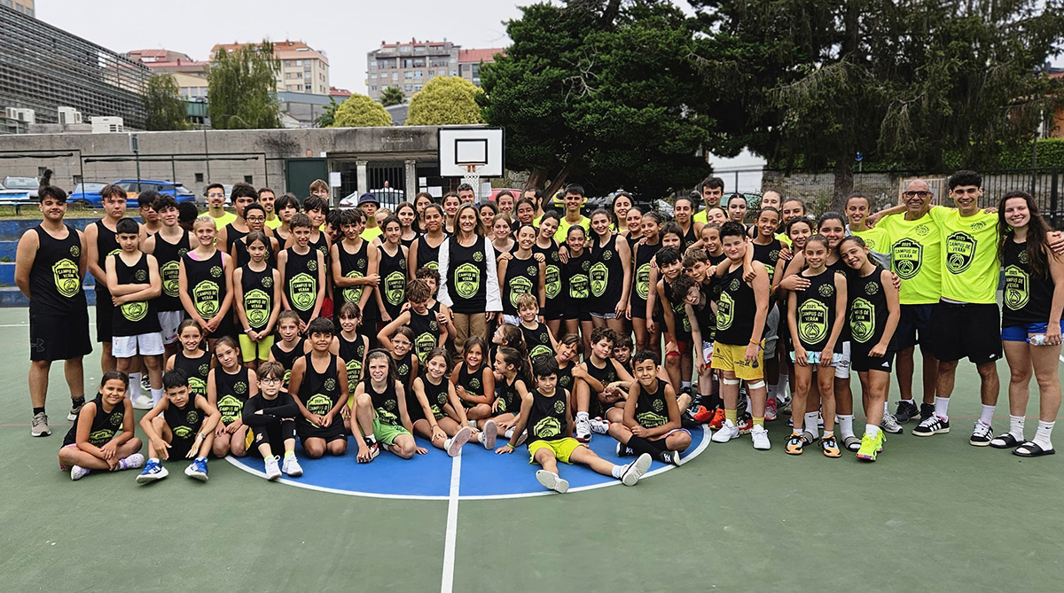 Visita á escola deportiva do club Seis do Nadal