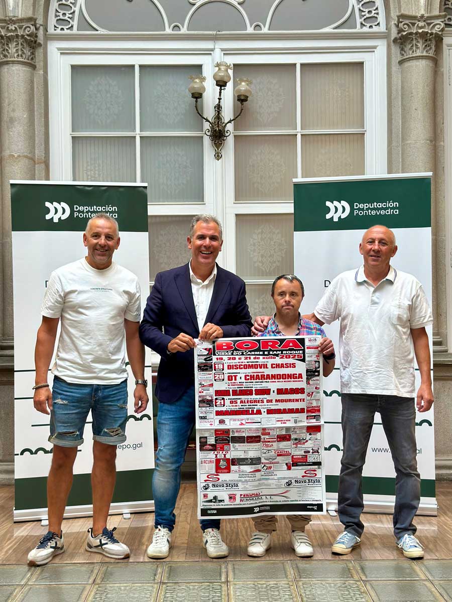 Rafa Domínguez con representantes da comisión de festas de Bora