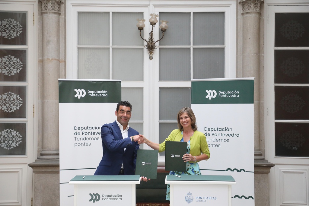Luis López, acaba de asinar o convenio de colaboración coa alcaldesa de Ponteareas, Nava Castro