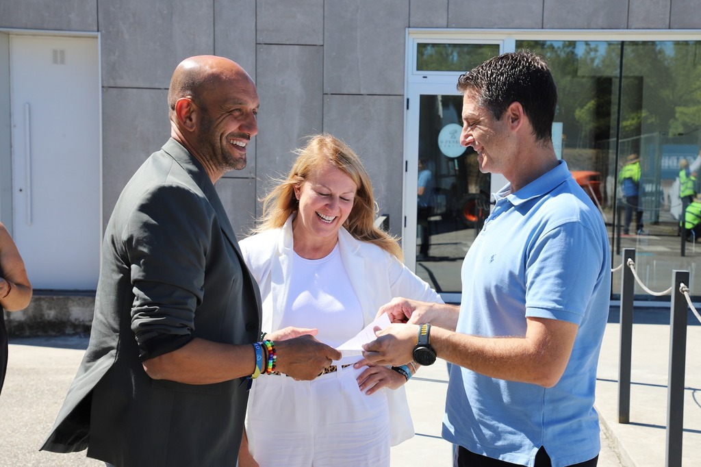 O deputado provincial Alejandro Lorenzo e a alcaldesa da localidade, Loli Castiñeira