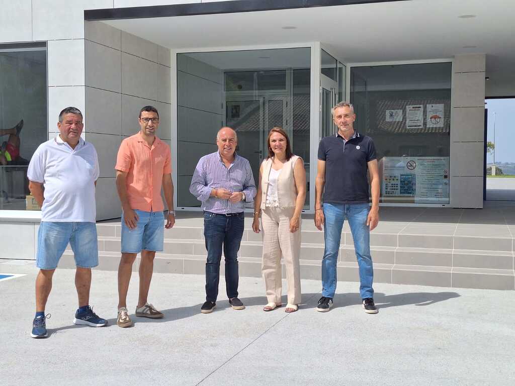 O deputado provincial Javier Tourís na piscina de Agolada