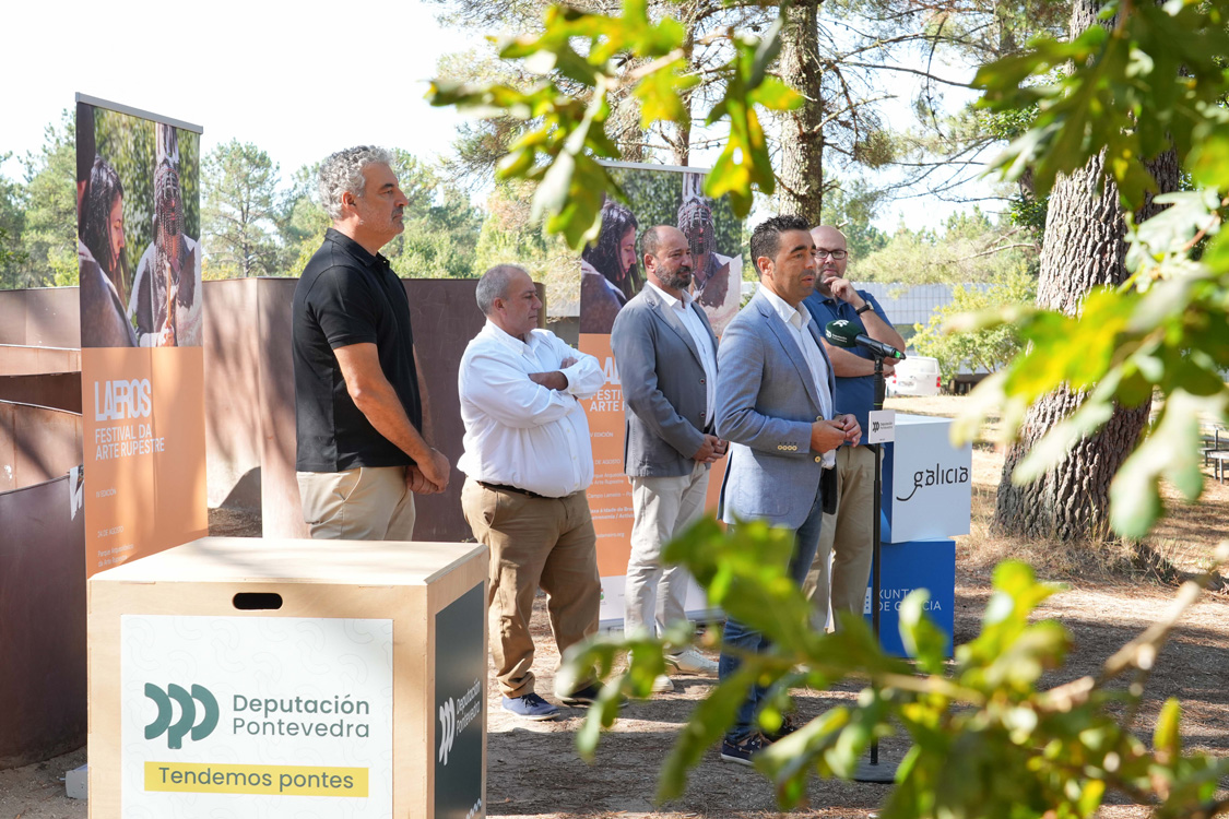 O presidente provincial participa en Campo Lameiro, xunto ao alcalde Carlos Costa, na presentación da cuarta edición do Festival da Arte Rupestre de Galicia-Laeros