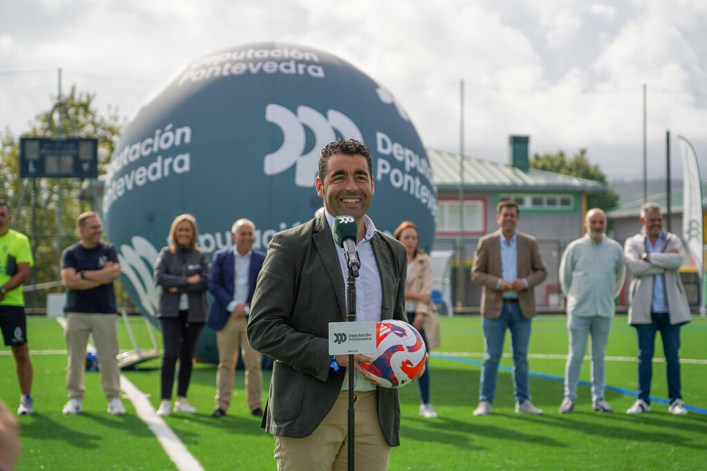 Luis López inaugura a reforma do campo de fútbol de Pontearnelas