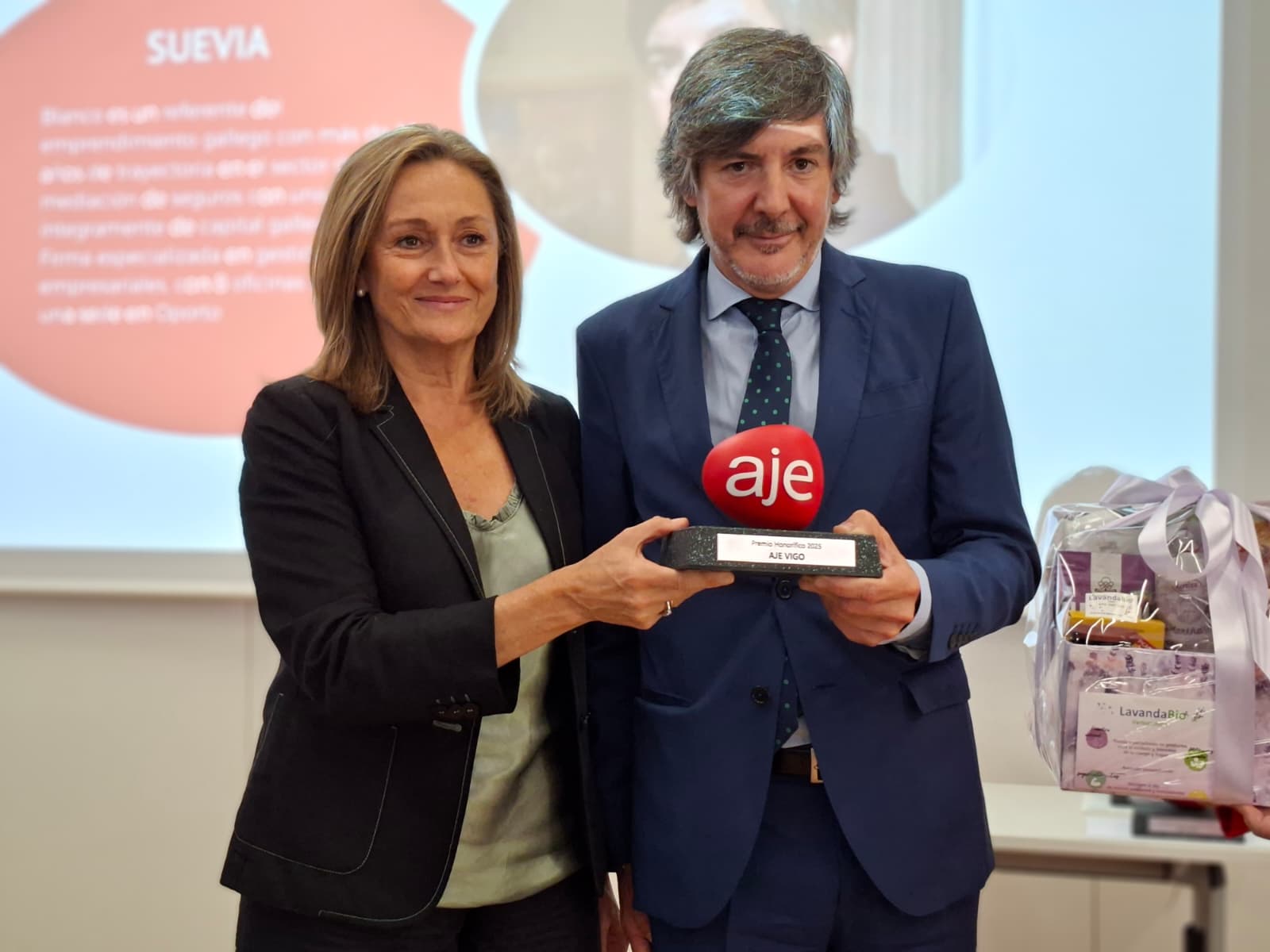 Luisa Sánchez entrega a Alfredo Blanco o Premio Honorífico de AJE Vigo